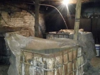 В Сморгонском районе мужчина изготовил 1700 литров браги на ферме, где работает