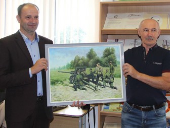 Мостовский художник Виталий Кондратенко подарил СШ №3 свои картины