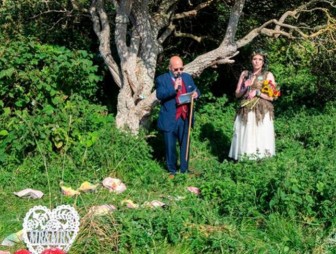 Жительница Великобритании вышла замуж за дерево и планирует сменить фамилию