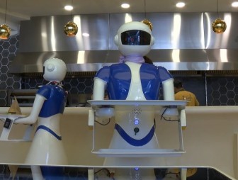 Роботы-официанты стали обслуживать посетителей кафе в Стамбуле