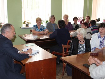 Заместители председателя Мостовского райисполкома провели встречи в трудовых коллективах и с населением