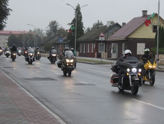 Закрытие очередного мотосезона байкеры Мостовщины отметили участием в праздничном параде