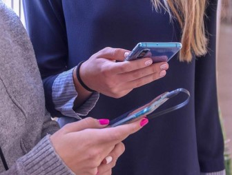 Мобильный телефон в школе: запретить или разрешить? Комментарий школьников и родителей