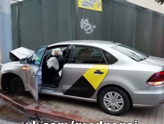 В Гродно водитель такси уснул за рулем и врезался в столб