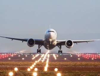 Китаянка открыла аварийный выход самолета, чтобы подышать свежим воздухом