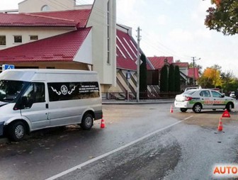 В Гродно микроавтобус ритуальной службы врезался в столб