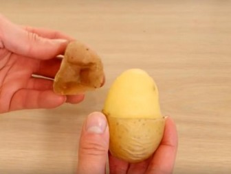 Кулинарный лайфхак: как почистить картошку без овощечистки