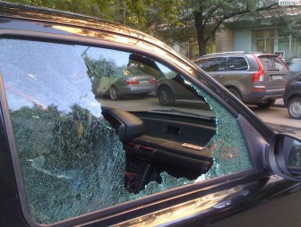 В Мостах пьяный мужчина выбросил бутылку в окно и разбил автомобиль: возбуждено уголовное дело