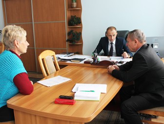 Двое мостовчан поделились наболевшими проблемами с председателем райисполкома Юрием Валеватым во время очередного приёма граждан