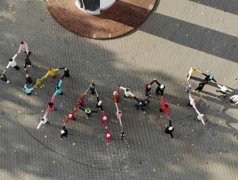 Дети выстроились в слово 'мама' в парке Гродно