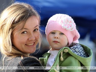 'Пусть главной наградой станут счастье и благополучие детей' - Александр Лукашенко поздравил женщин с Днем матери