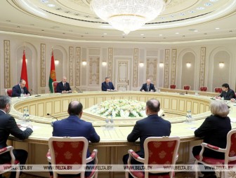 Лукашенко предлагает Свердловской области расширить производственную кооперацию в машиностроении