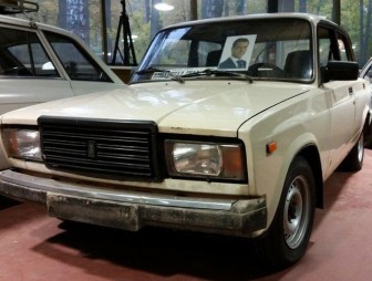 В России продают бывший автомобиль Дмитрия Медведева — 25-летнюю вазовскую «семерку»
