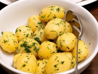 Что делать, чтобы картошка не успевала темнеть перед приготовлением?