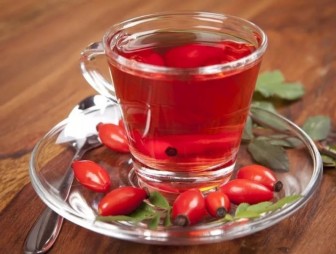 Чай с шиповником рекомендуется как один из лучших напитков в холода
