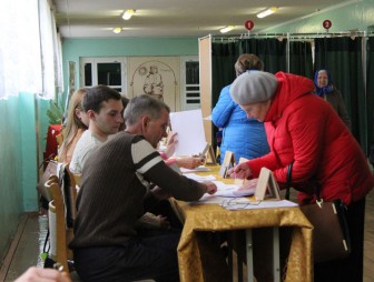 Мостовчане посещают Цеткинский избирательный участок №39