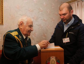 Голосование на дому и подарок ветерану. Почетный гражданин Гродно Григорий Обелевский не пропустил ни одни выборы