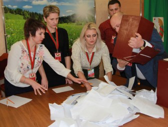 На Мостовщине во время закрытия участков для голосования присутствовали наблюдатели от СНГ