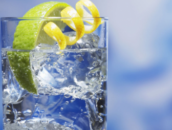 Кардиолог: вода с лимоном защищает от сердечного приступа
