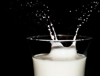 Женщина напоила чужих детей 355 литрами грудного молока