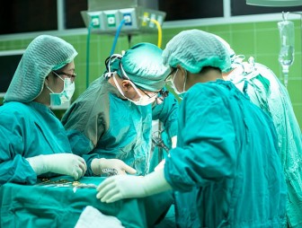 Британский врач: к 2030 году хирурги смогут пересаживать людям голову