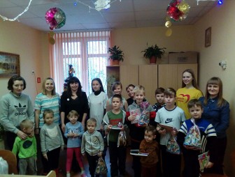 Новогодние подарки получили маленькие пациенты детского отделения Мостовской ЦРБ
