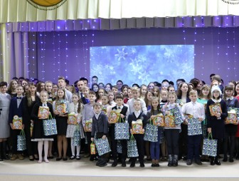 Талантливых и одарённых учащихся поздравил председатель райисполкома Юрий Валеватый