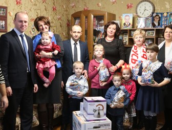 Председатель Мостовского райисполкома и депутат Палаты Представителей поздравили детей из детских домов семейного типа