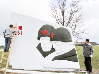 На Мостовщине завершается ремонт памятников погибшим землякам