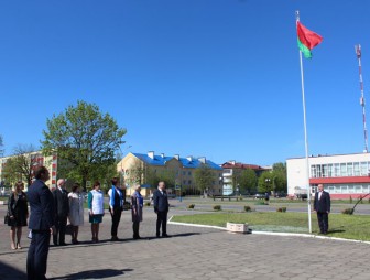 На Мостовщине отметили День Государственного герба и Государственного флага