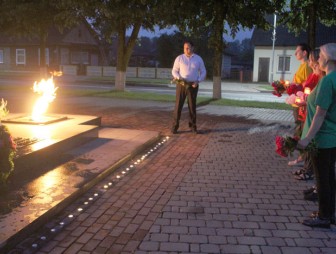 Вечный огонь памяти: в Мостах зажгли свечи и почтили память погибших в годы Великой Отечественной войны
