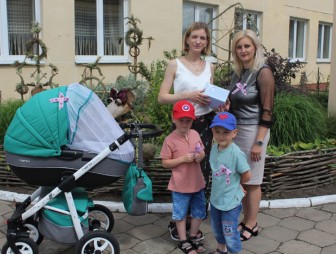 Мостовский райком БРСМ подарил новорождённым мостовчанам одежду с белорусским орнаментом