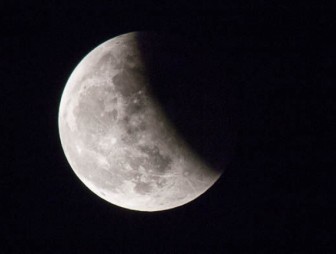 Жители Земли наблюдали полутеневое лунное затмение
