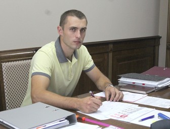 Поколение инициативных: мостовчанин Дмитрий Валюк заинтересован в своей работе на ОАО «Мостовдрев»