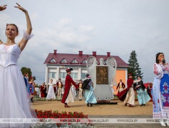 Скульптурную композицию 'Явление иконы' открыли в День письменности в Белыничах