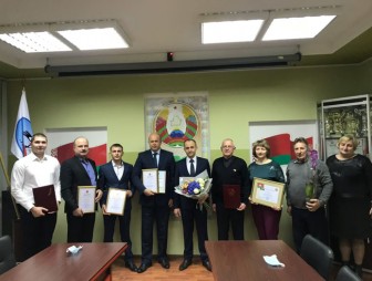 В Мостовском районе в преддверии праздника Дня работников сельского хозяйства и перерабатывающей промышленности агропромышленного комплекса были вручены награды