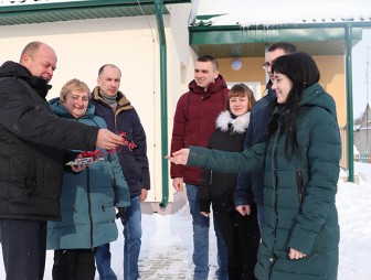 Две молодые семьи из агрогородка Гудевичи получили ключи от нового двухквартирного дома