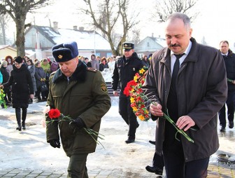 В Мостах возложили цветы к памятнику погибшим воинам и партизанам
