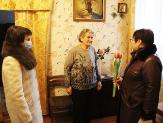Цветы и поздравления женщинам-ветеранам Мостовщины