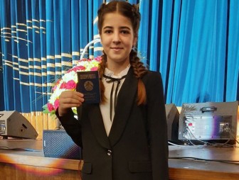 Паспорт – в День Конституции! Юная мостовчанка Анна Сафоник получила свой первый  и главный документ из рук губернатора Гродненской области