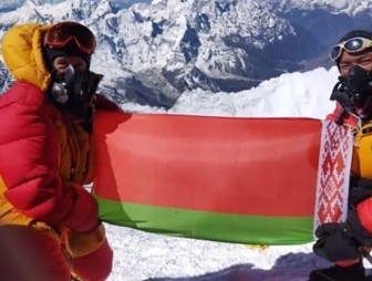 Государственный флаг Беларуси и копия Знамени Победы подняты на Эверест
