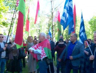 В Латвии требуют отставки мэра Риги и министра иностранных дел за оскорбление белорусского символа