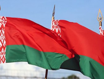 Профнепригодность или преступление? Как мировая общественность реагирует на надругательство над белорусским флагом в Риге и что думают о поступке латвийских чиновников эксперты