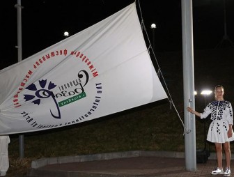 В Витебске ночью со световым шоу подняли флаг 'Славянского базара-2021'