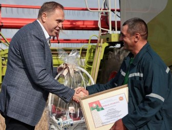 Председатель облисполкома Владимир Караник поздравил первого в области комбайнера-четырехтысячника