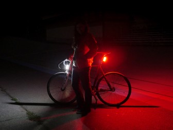Опасность вЕлика. ГАИ Мостовщины напоминает об использовании фликеров велосипедистами и пешеходами в тёмное время суток