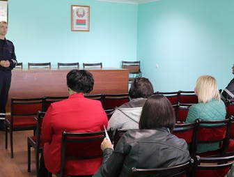 Госавтоинспекторы Мостовщины ответили на важные вопросы в трудовом коллективе ДРСУ №208