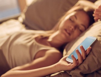 Куда лучше всего класть мобильный телефон во время сна? Отвечают эксперты