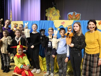 Образцовый детский кукольный театр «Петрушка» собрал юных мостовчан на спектакль