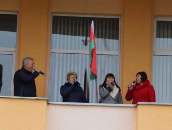 Ко Дню Октябрьской революции. Концерт на балконе прошёл у здания Мостовского районного центра культуры
